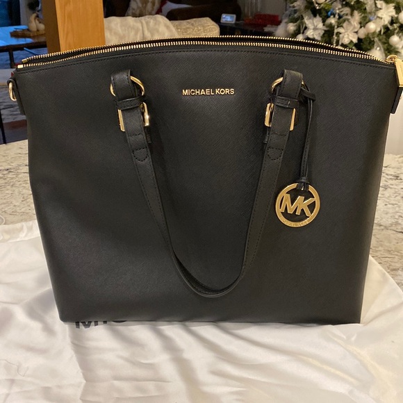Michael Kors Handbags - NWT lg Michael Kors black bag
